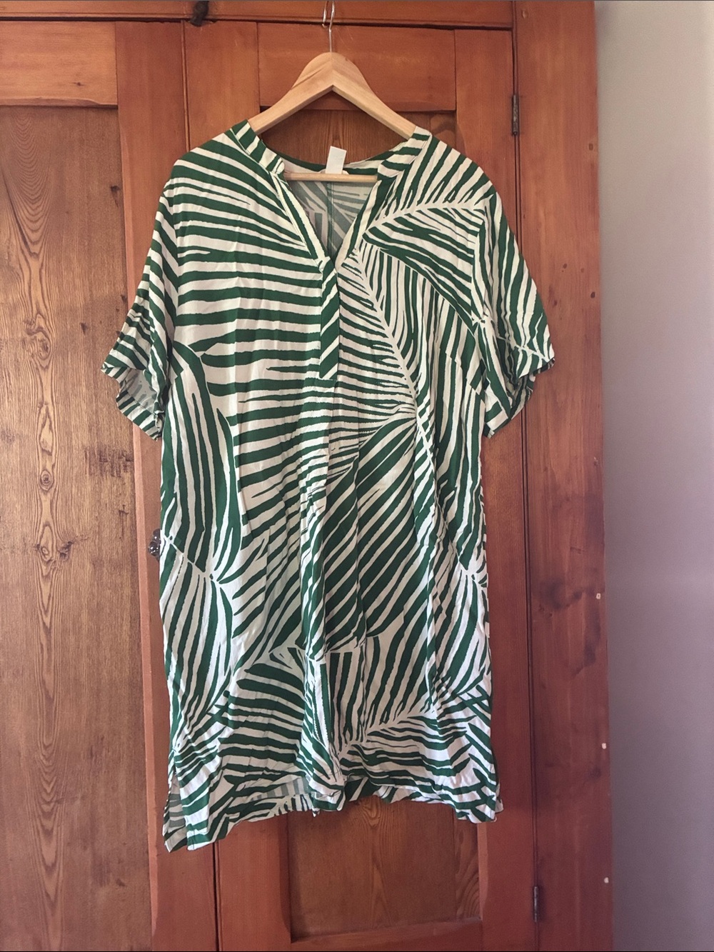 10/25$ 🧁 Green and White Tropical Print Tunic